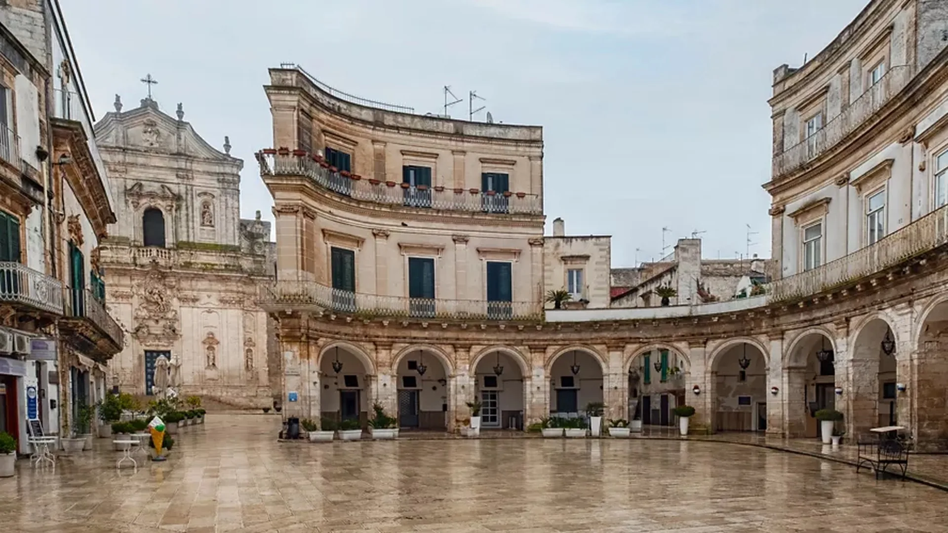 Piazza Plebiscito a Martina Franca, con i portici e i palazzi barocchi