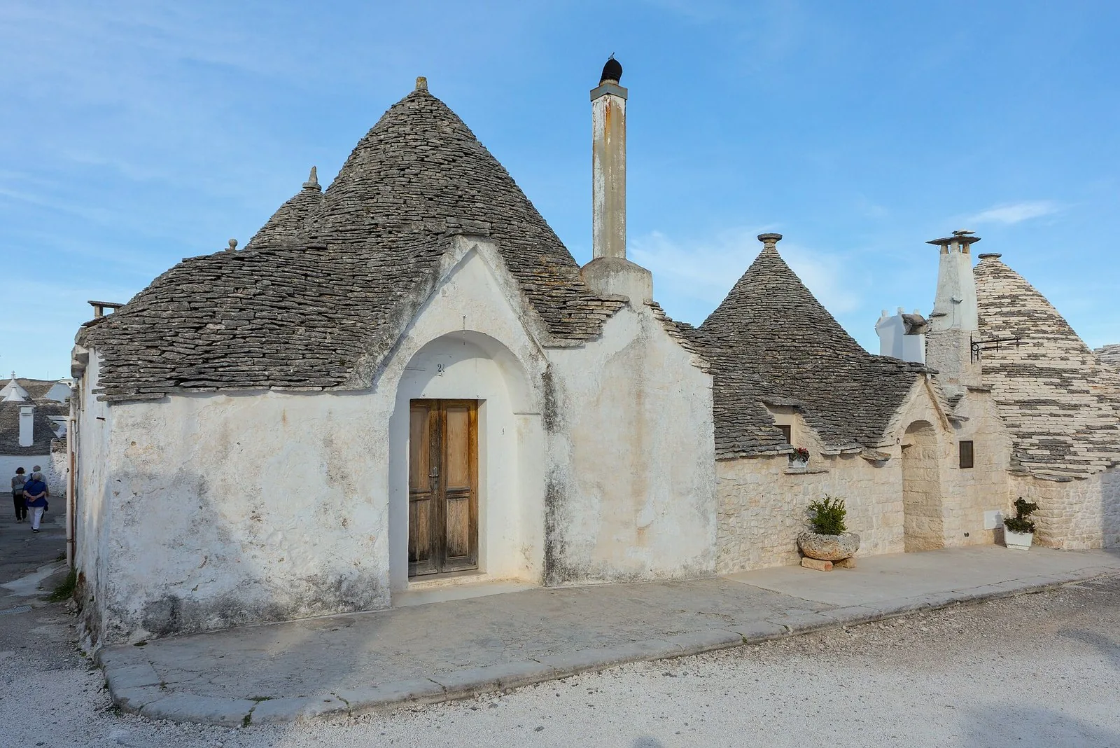 Trulli con il tetto in chiancarelle nel rione Aia Piccola, ad Alberobello