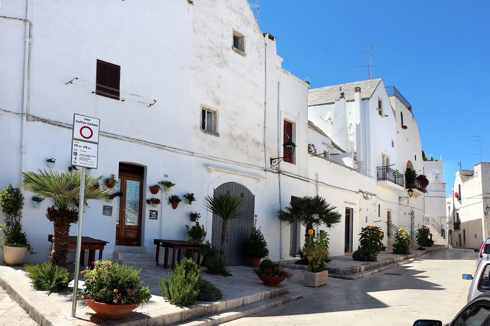 Una via del centro storico di Locorotondo, fra le case bianche