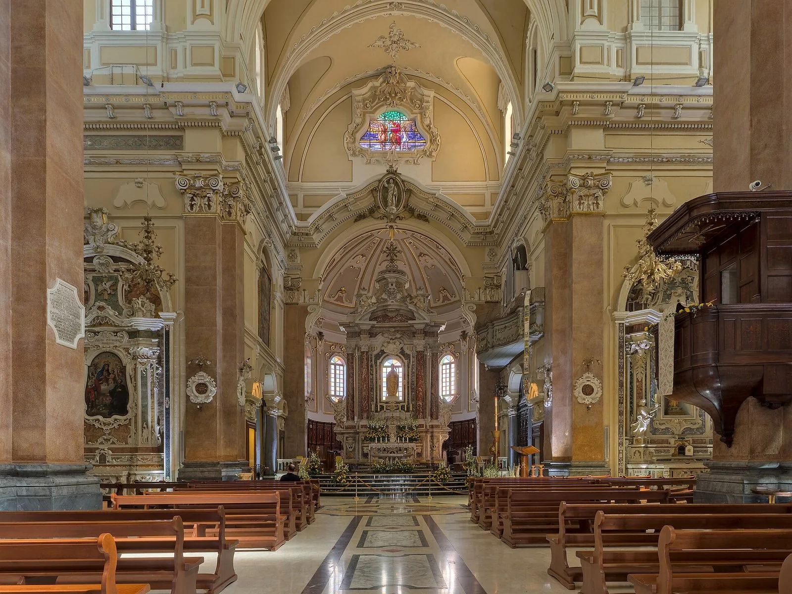 L'interno barocco della Basilica di San Martino a Martina Franca