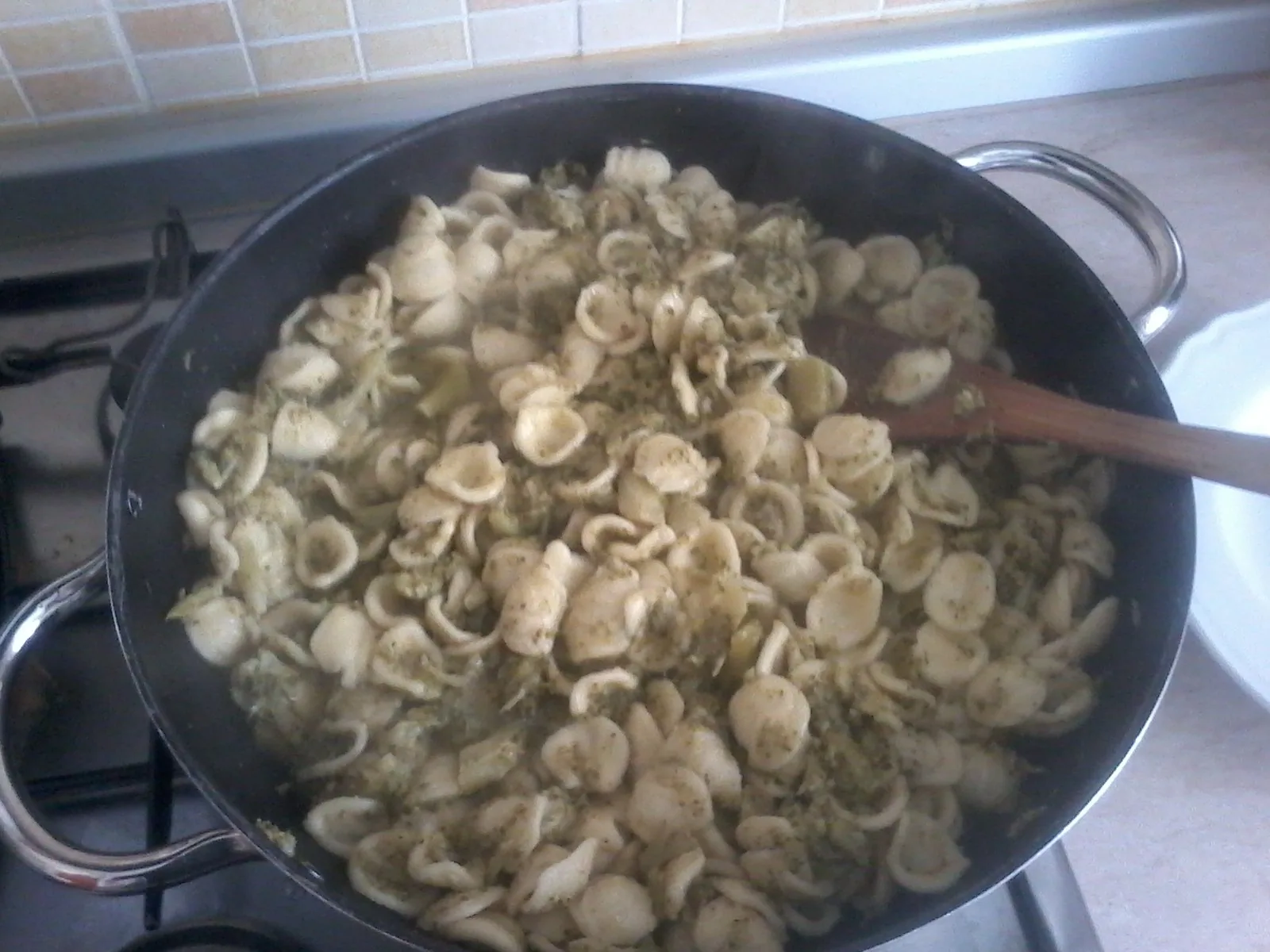 Orecchiette con le cime di rapa in un pentolone
